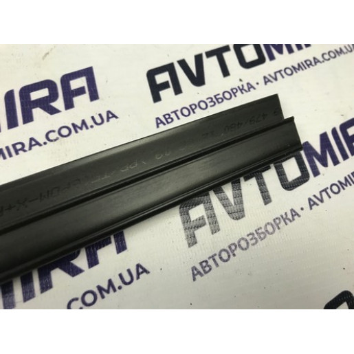 Уплотнитель двери задней правой Skoda Fabia 2007-2014 5J6839480